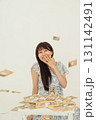 札束上に万札が降ってきて喜ぶ女性 札束上に万札が降ってきて喜ぶ女性 131142491