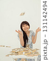 札束上に万札が降ってきて喜ぶ女性 札束上に万札が降ってきて喜ぶ女性 131142494