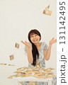 札束上に万札が降ってきて喜ぶ女性 札束上に万札が降ってきて喜ぶ女性 131142495