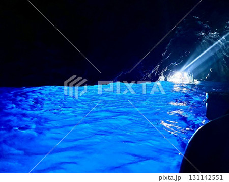 青の洞窟 の神秘的なブルー 131142551