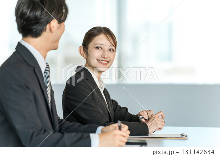 研修,セミナー,コーチングを受けるビジネスウーマンと指導係のビジネスネスマン 131142634