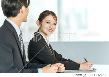 研修,セミナー,コーチングを受けるビジネスウーマンと指導係のビジネスネスマン 研修,セミナー,コーチングを受けるビジネスウーマンと指導係のビジネスネスマン 131142635