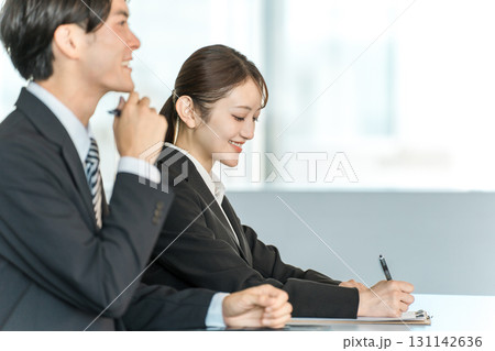机に並ぶスーツ姿のビジネスマンとビジネスウーマン(面接官,企業説明会) 机に並ぶスーツ姿のビジネスマンとビジネスウーマン(面接官,企業説明会) 131142636