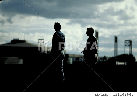 少し古いパリの街並み 郊外の路上 男性のシルエット 131142646