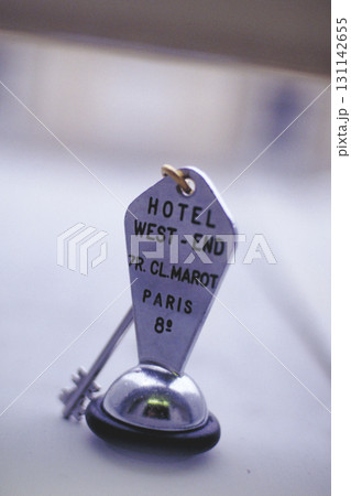 少し古いパリの街並み ホテルの鍵 少し古いパリの街並み ホテルの鍵 131142655