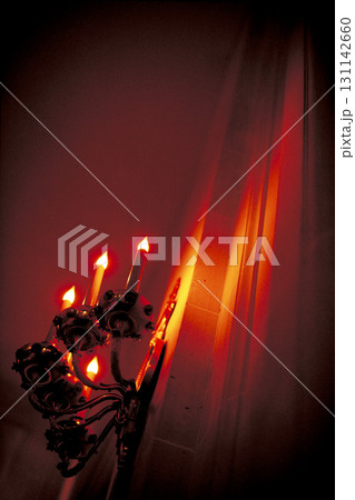 少し古いパリの街並み 老舗ホテル 壁に設置されているキャンドル型照明 131142660