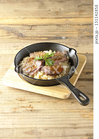 焼き肉乗せガーリックライス 131142858