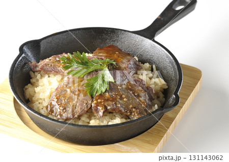 焼き肉乗せガーリックライスを白背景で撮影 焼き肉乗せガーリックライスを白背景で撮影 131143062