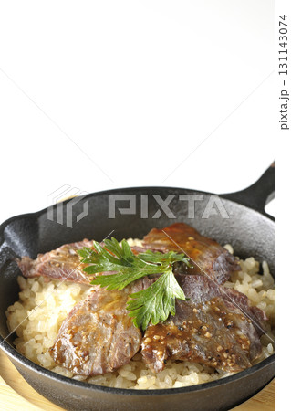 焼き肉乗せガーリックライスを白背景で撮影 131143074