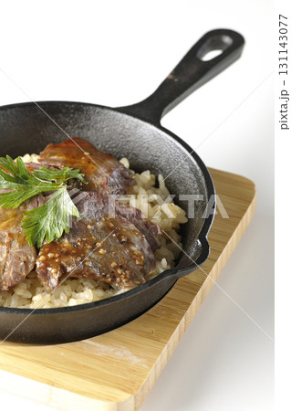 焼き肉乗せガーリックライスを白背景で撮影 焼き肉乗せガーリックライスを白背景で撮影 131143077