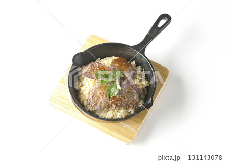焼き肉乗せガーリックライスを白背景で撮影 焼き肉乗せガーリックライスを白背景で撮影 131143078
