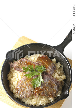 焼き肉乗せガーリックライスを白背景で撮影 131143085