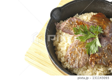 焼き肉乗せガーリックライスを白背景で撮影 131143093