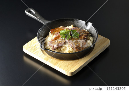 焼き肉乗せガーリックライスを黒背景で撮影 焼き肉乗せガーリックライスを黒背景で撮影 131143205