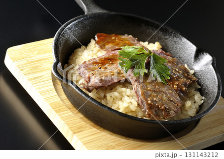 焼き肉乗せガーリックライスを黒背景で撮影 131143212