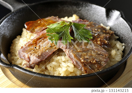 焼き肉乗せガーリックライスを黒背景で撮影 焼き肉乗せガーリックライスを黒背景で撮影 131143215