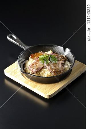 焼き肉乗せガーリックライスを黒背景で撮影 焼き肉乗せガーリックライスを黒背景で撮影 131143220