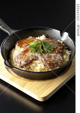 焼き肉乗せガーリックライスを黒背景で撮影 131143223