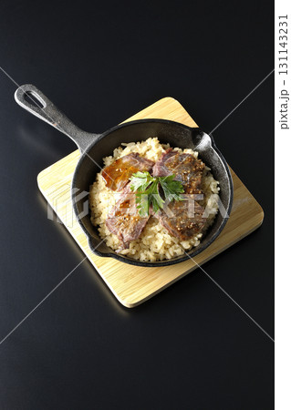 焼き肉乗せガーリックライスを黒背景で撮影 焼き肉乗せガーリックライスを黒背景で撮影 131143231