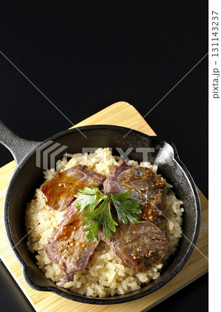 焼き肉乗せガーリックライスを黒背景で撮影 焼き肉乗せガーリックライスを黒背景で撮影 131143237
