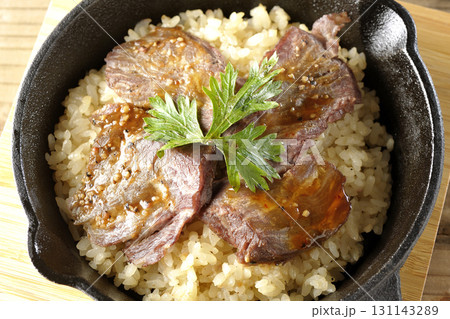 焼き肉乗せガーリックライス 焼き肉乗せガーリックライス 131143289