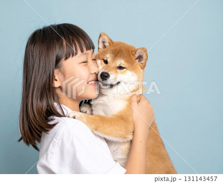 女の子と犬 131143457