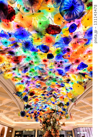 ベラージオホテルのロビー天井を飾るベネチアングラス 131143478