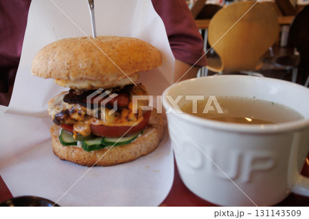 旅先で食べる美味しいハンバーガー 旅先で食べる美味しいハンバーガー 131143509