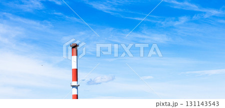 青空と煙突のシンプルな風景　　 131143543