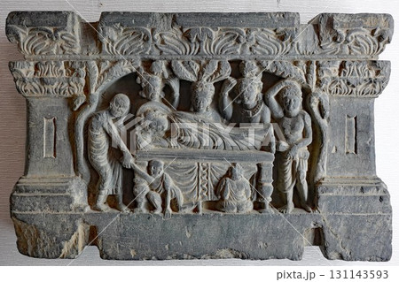 ガンダーラの東にあり交易路の要衝タキシラにある博物館に展示されるお釈迦様の涅槃を表した小彫刻 ガンダーラの東にあり交易路の要衝タキシラにある博物館に展示されるお釈迦様の涅槃を表した小彫刻 131143593