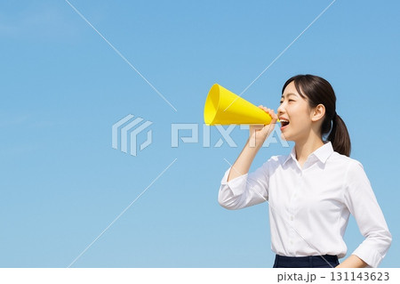 メガホンで応援する若い女性(写真) 131143623
