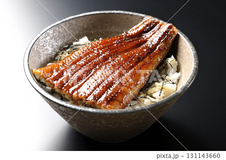 鰻丼を黒背景で単品撮影 131143660