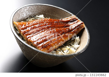鰻丼を黒背景で単品撮影 131143662