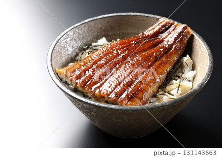 鰻丼を黒背景で単品撮影 131143663