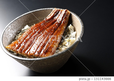 鰻丼を黒背景で単品撮影 131143666