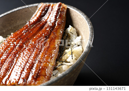 鰻丼を黒背景で単品撮影 131143671