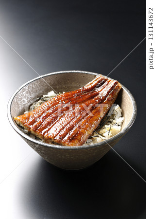 鰻丼を黒背景で単品撮影 131143672