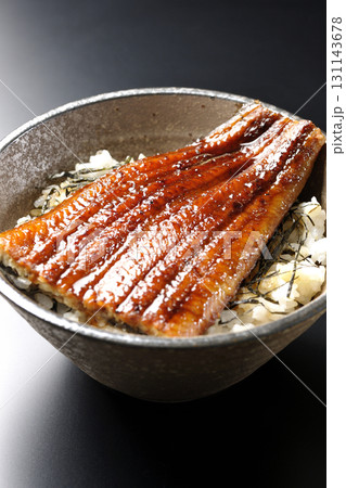 鰻丼を黒背景で単品撮影 131143678