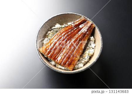 鰻丼を黒背景で単品撮影 131143683