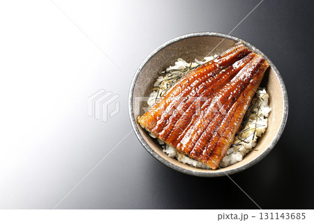鰻丼を黒背景で単品撮影 131143685