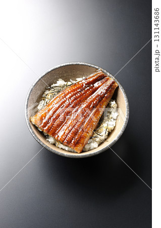 鰻丼を黒背景で単品撮影 鰻丼を黒背景で単品撮影 131143686