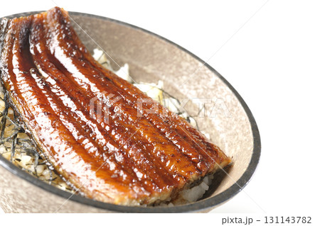 鰻丼を白背景で単品撮影 131143782
