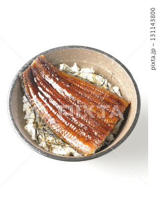 鰻丼を白背景で単品撮影 131143800
