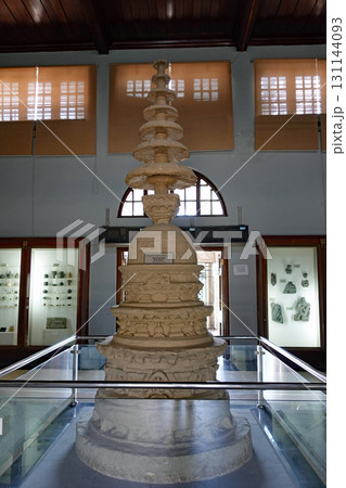 ガンダーラの東タキシラにある博物館に展示されているモーラモラドゥー寺院跡から移された仏塔 ガンダーラの東タキシラにある博物館に展示されているモーラモラドゥー寺院跡から移された仏塔 131144093