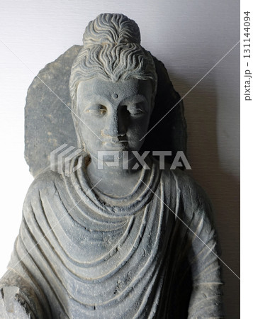 パキスタンの歴史都市タキシラにある博物館に展示されるガンダーラ仏の仏立像 131144094