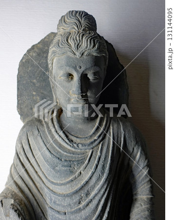 パキスタンの歴史都市タキシラにある博物館に展示されるガンダーラ仏の仏立像 パキスタンの歴史都市タキシラにある博物館に展示されるガンダーラ仏の仏立像 131144095