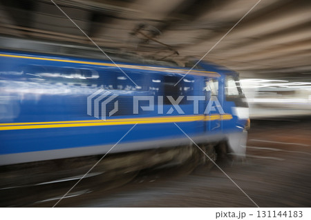 疾走する電気機関車 131144183