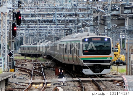 接近してくる通勤電車 131144184