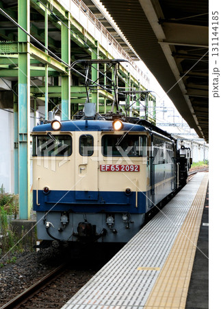 東北本線（下り）電気機関車 EF65、短い貨物列車を牽引する 131144185