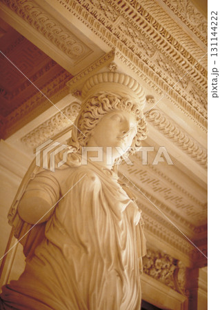 少し古いパリの街並み 古典的な彫像の柱 131144222